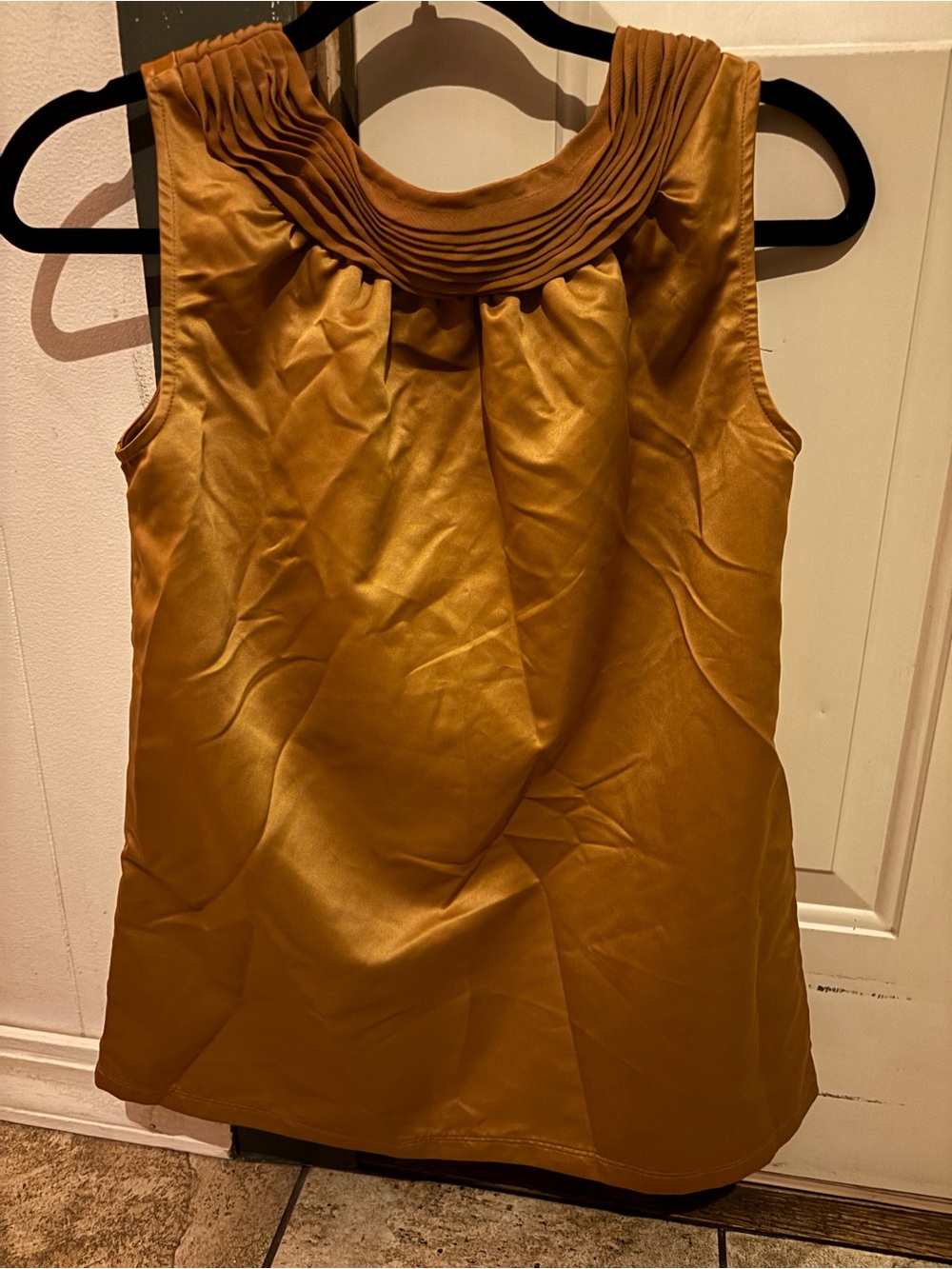 Simply Vera Vera Wang Pleated Neck Sleeveless Blouse Top Size 4 Mustard Gold